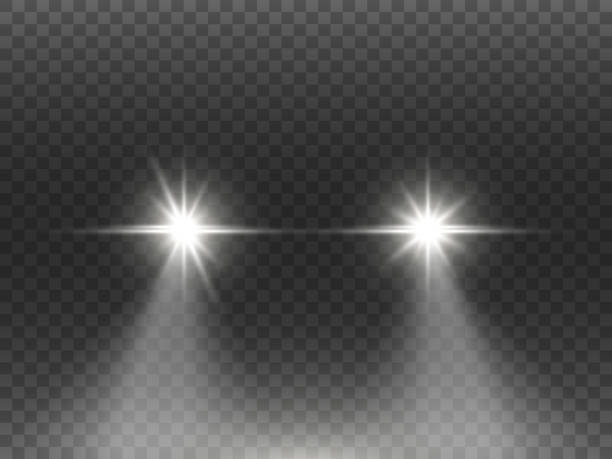 światła samochodowe mają wpływ na ciemne przezroczyste tło. realistyczna koncepcja reflektorów. białe flary samochodowe izolowane. jasne belki samochodowe w nocy. automatyczne promienie na drodze. ilustracja wektorowa - headlamp stock illustrations