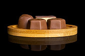 schokoladenpralinenbonbons-isoliert-auf-schwarzem-glas.jpg?b=1&s=170x170&k=20&c=QO2y5gCs6xP57UKuPgmzS3uEECVeRpqfVvCzJ38z370=