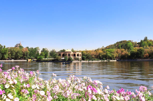 pavilhão e lago no parque de elgoli,tabriz, irã - qajar - fotografias e filmes do acervo