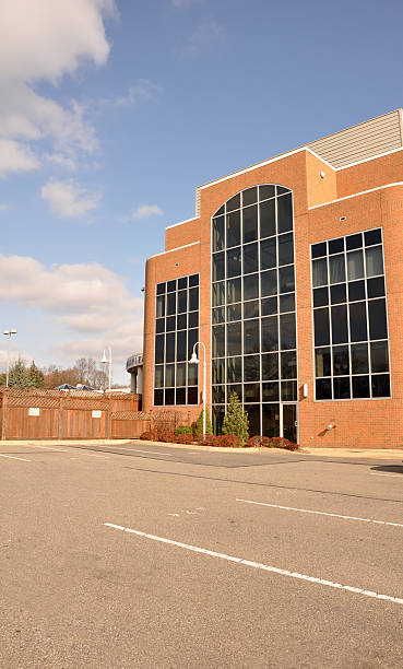 istock modern hospital exterior 118592294