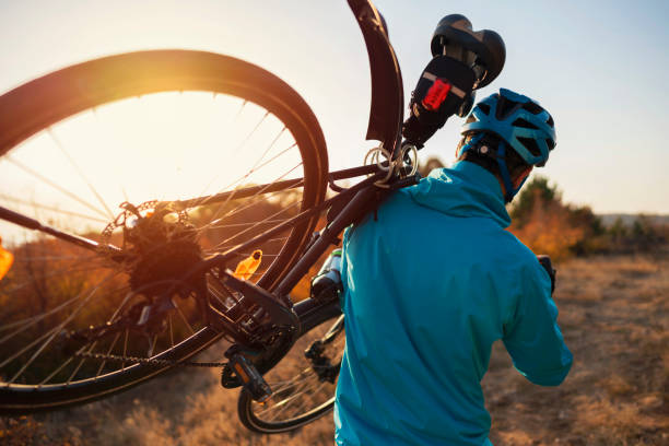 fuera de los caminos trillados - mountain biking extreme sports cycling bicycle fotografías e imágenes de stock