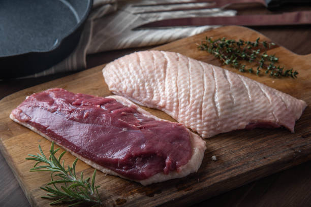 まな板の上の生のアヒルの胸肉 - duck breast ストックフォトと画像