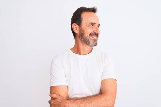 middle age handsome man wearing casual t-shirt standing over isolated white background smiling looking to the side and staring away thinking. - mannered imagens e fotografias de stock