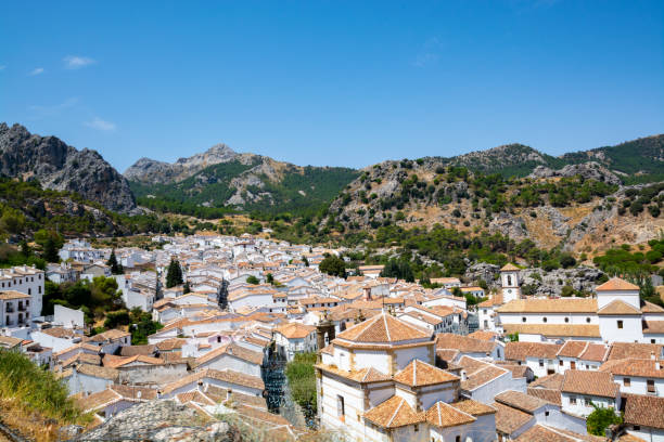 ruta de pueblos blancos andaluces, pequeña localidad de grazalema situada en la sierra de grazalema, andalucía, españa - cadiz province fotografías e imágenes de stock