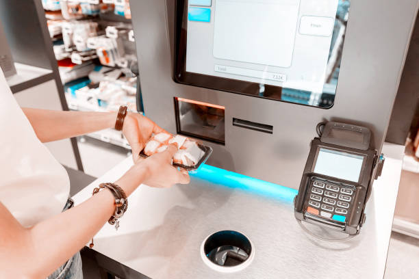 la fille dans le supermarché achète des sushis et fait un achat à la caisse libre-service - libre service photos et images de collection