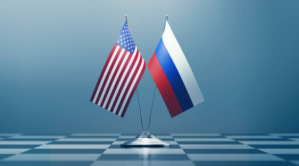 coppia di bandiera americana e russa su una scacchiere - strategy chess conflict chess board foto e immagini stock