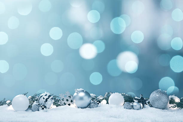 сине-белые рождественские украшения и огни в снегу с ветвями сосны - christmas ornament christmas blue decoration стоковые фото и изображения