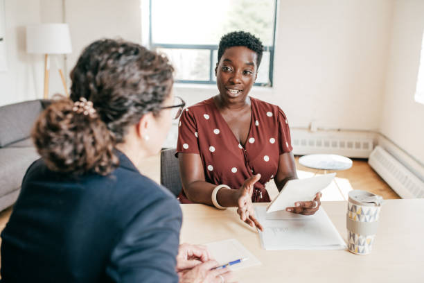 stress free job interview - discussion talking business explaining imagens e fotografias de stock