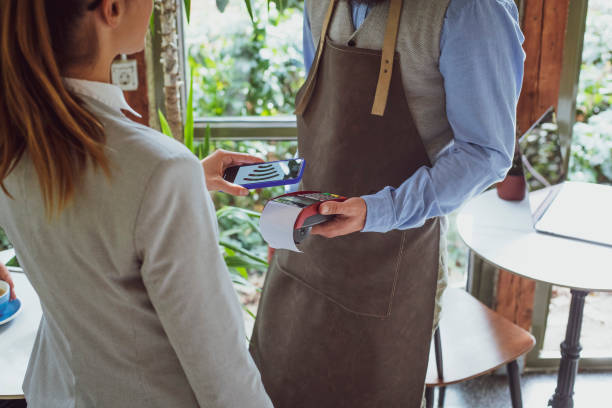 istock Contactless credit card payment 1185978387