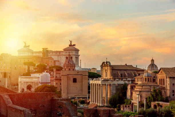 vista panoramica panoramica del foro romano e dell'altare romano della patria a roma. monumenti di fama mondiale in italia durante il tramonto estivo - high angle view famous place roman roman forum foto e immagini stock