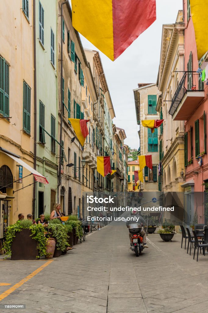 イタリアのヴェンティミーリアの典型的な眺め イタリアのストックフォトや画像を多数ご用意 イタリア, イタリア文化, バケーション