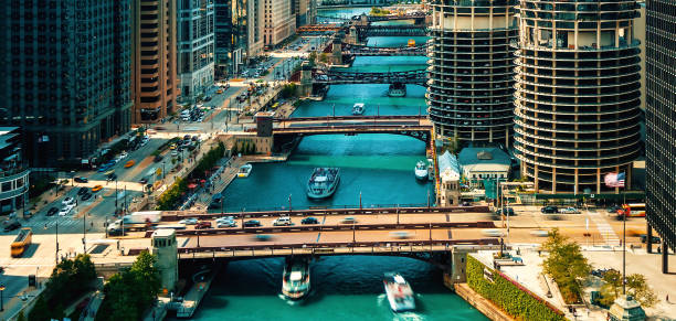 istock Chicago River with boats from above 1185996085
