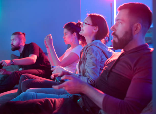 pary grające w konkurencyjne gry wideo - friendship video game young adult party zdjęcia i obrazy z banku zdjęć