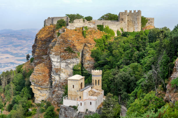 fort historique d'erice sicile - trapani photos et images de collection