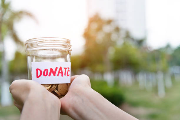 자선 개념을 위한 비용 절감 - jar currency donation box charity and relief work 뉴스 사진 이미지