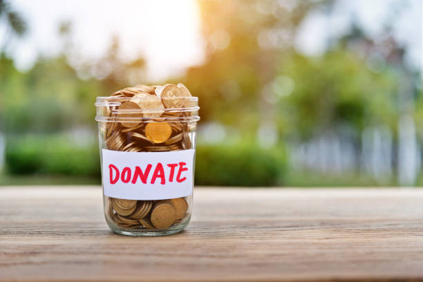 자선 개념을 위한 비용 절감 - jar currency donation box charity and relief work 뉴스 사진 이미지
