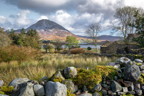 グレンソーナンとエリガル山 - republic of ireland mount errigal mountain landscape ストックフォトと画像