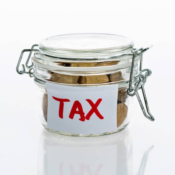 szklany słoik oszczędza monety dla podatku - tax collection preparation paying zdjęcia i obrazy z banku zdjęć