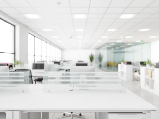 белая пустая поверхность и офисное здание в качестве фона - glass desk стоковые фото и изображения