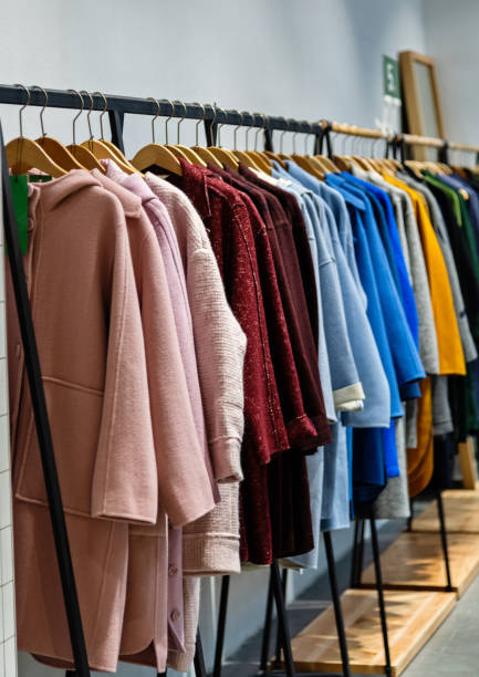 abrigos de invierno femeninos en tienda boutique - barra para colgar la ropa fotografías e imágenes de stock