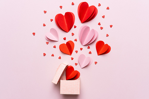 Composición del día de San Valentín con caja de regalo y corazones rojos, plantilla de foto en fondo rosa. photo