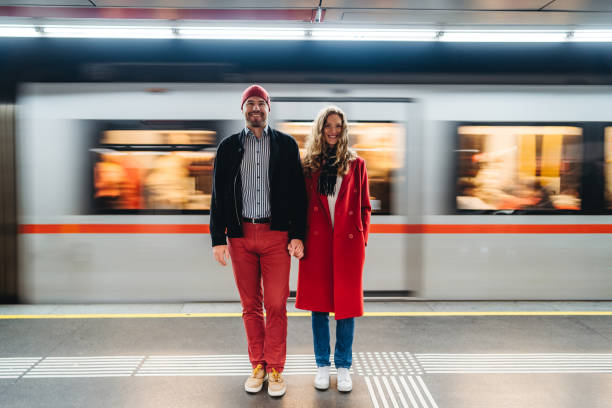 couple on subway station - love couple city life urban scene imagens e fotografias de stock