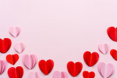 ピンクの背景に赤いハートを持つバレンタインデーの背景
