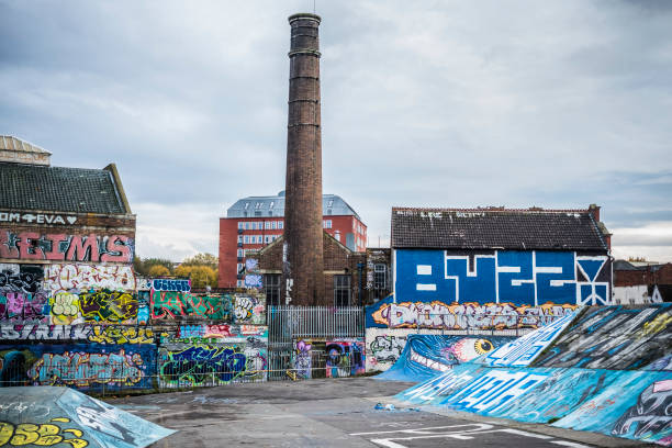 dean lane skate park in south bristol, uk - skateboard park ramp skateboard graffiti imagens e fotografias de stock