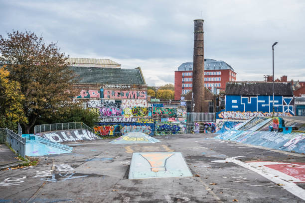 dean lane skatepark in south bristol, vereinigtes königreich - skateboard park ramp skateboard graffiti stock-fotos und bilder