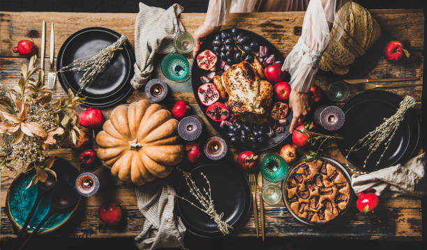ローストチキンとイチジクパイの感謝祭のテーブル設定 - single flower flower autumn pumpkin ストックフォトと画像