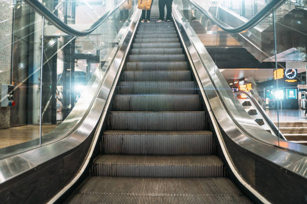 escalier s'escalier à l'intérieur du bâtiment moderne, centre commercial, aéroport ou métro - railroad station escalator staircase steps photos et images de collection
