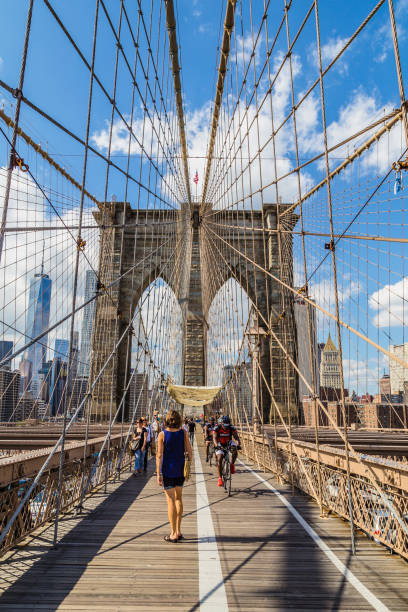цветное изображение нижнего манхэттена и острова свободы, нью-йорк, сша - single line urban scene outdoors vertical стоковые фото и изображения