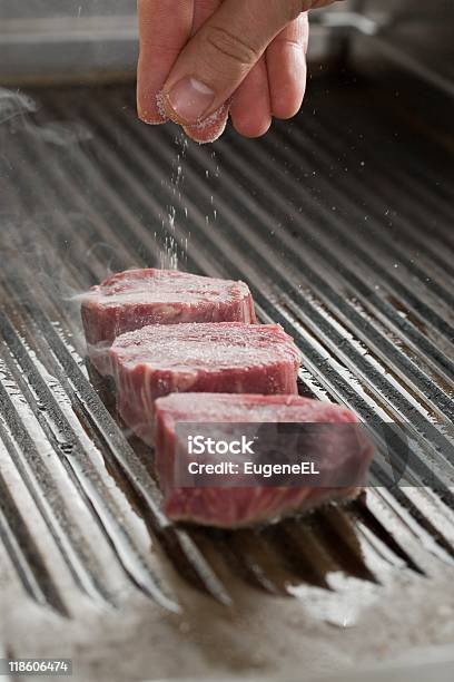 Chefkoch Füge Spycies Bis Zur Fryingrindfleisch Stockfoto und mehr Bilder von Drei Gegenstände - Drei Gegenstände, Erwachsene Person, Essen am Tisch