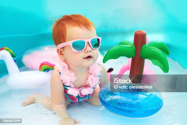 Süße Glücklich Baby Mädchen Spaß Im Kinderbecken Sommerurlaub Stockfoto und mehr Bilder von Baby