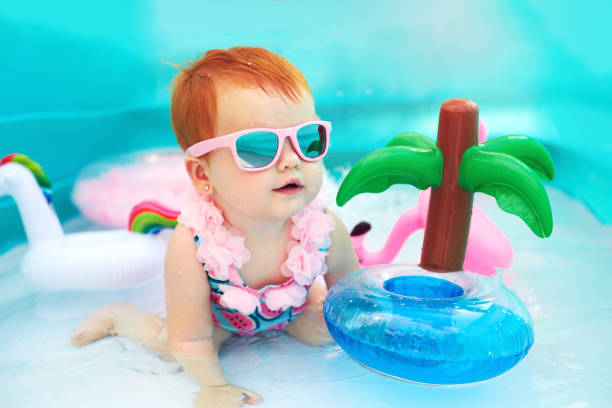 carina bambina felice che si diverte in piscina per bambini, vacanze estive - cheerful swimming pool happiness resort swimming pool foto e immagini stock