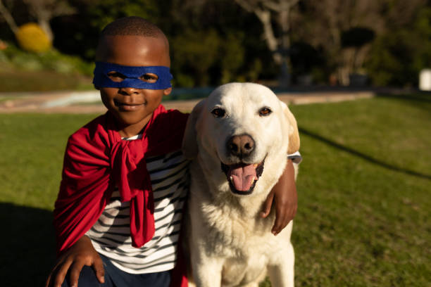庭のスーパーヒーローの少年 - african mask ストックフォトと画像
