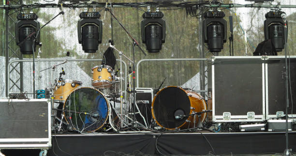istock Structures of stage spotlights equipment, loudspeaker and musical instruments 1186074062