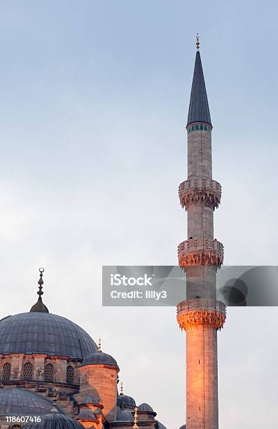 Moschea Yeni Camii O Nuovo Al Crepuscolo - Fotografie stock e altre immagini di Ambientazione esterna - Ambientazione esterna, Antico - Condizione, Architettura