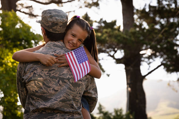 istock Soldier with daughter 1186075288