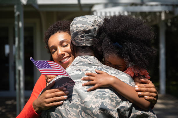 istock Soldier with family 1186076260
