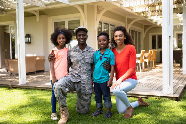 istock Soldier with family 1186076284