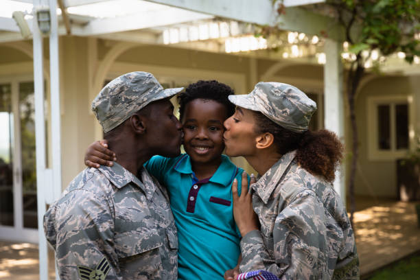 istock Soldier couple and son 1186076385