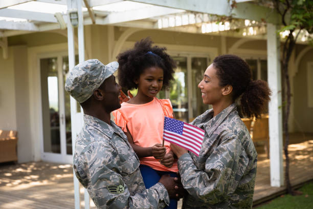 istock Soldier couple and daughter 1186076388