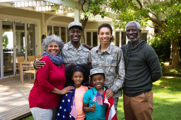 verticale de soldat avec la famille - usa child flag the americas photos et images de collection