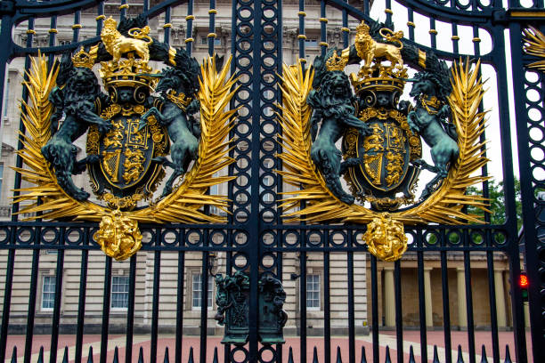 portes avant à buckingham palace à londres, royaume-uni. - palace buckingham palace london england famous place photos et images de collection