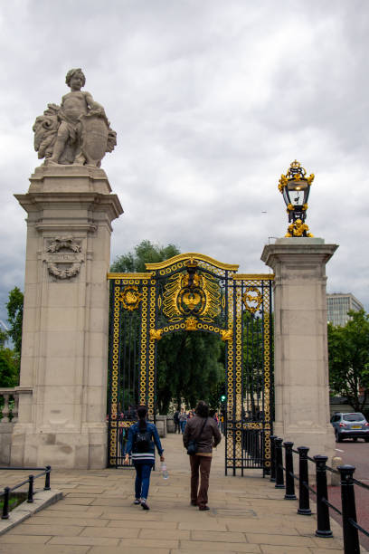 pałac buckingham z dużą ilością turystów na froncie w londynie, wielka brytania. - palace buckingham palace london england famous place zdjęcia i obrazy z banku zdjęć