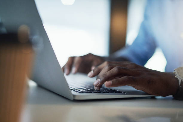 tengo que llegar a esos plazos - typing fotografías e imágenes de stock