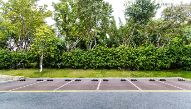 пустая парковка на обочине дороги - man made space стоковые фото и изображения