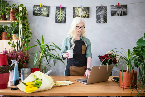 istock Young albino woman florist 1186079414