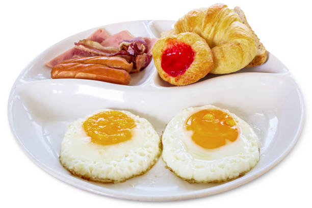 zestaw śniadaniowy z jajkiem, boczkiem, kiełbasą i chlebem - french toast toast butter breakfast zdjęcia i obrazy z banku zdjęć